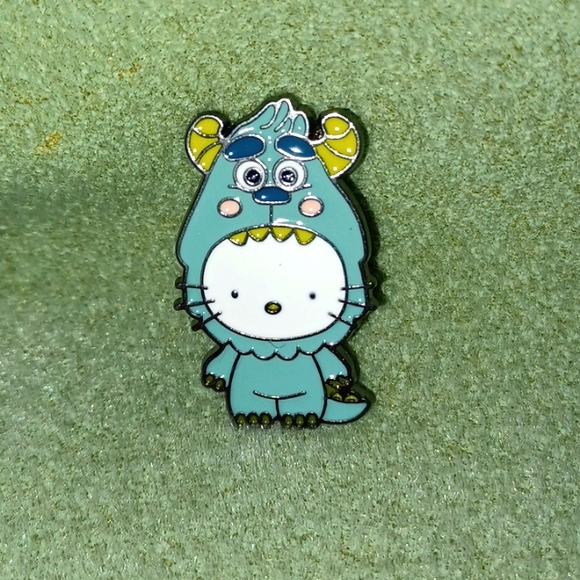 NEW Sanrio Cinnamaroll, enameled brooch and Surprise Eraser - Picture 4 of 10